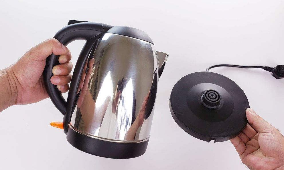 Cảnh báo 4 sai lầm tai hại khi dùng ấm siêu tốc: Số 1 nhiều người mắc, bác sĩ nói “bỏ ngay”