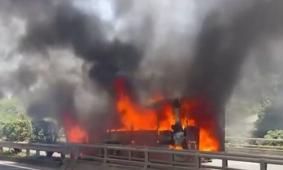 Hiện trường chiếc xe tang bất ngờ cháy dữ dội trên cao tốc