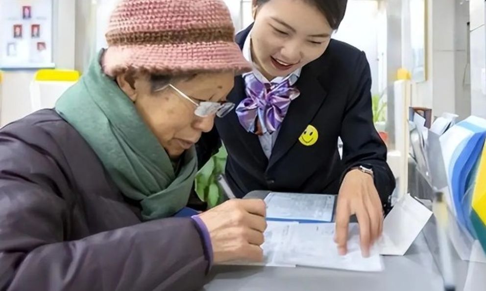 Đem hơn 1 tỷ đồng gửi tiết kiệm, 3 năm sau đi rút, ông lão rơi vào tình cảnh tiến thoái lưỡng nan