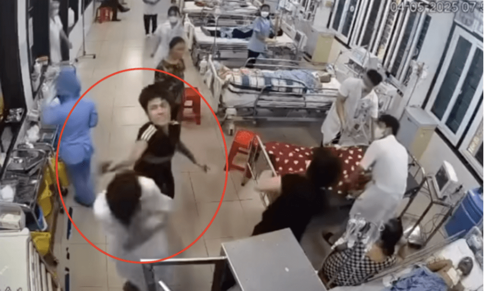 Camera ghi lại cảnh con trai bệnh nhân đánh liên tiếp vào đầu nhân viên y tế BV Đa khoa Nam Định 