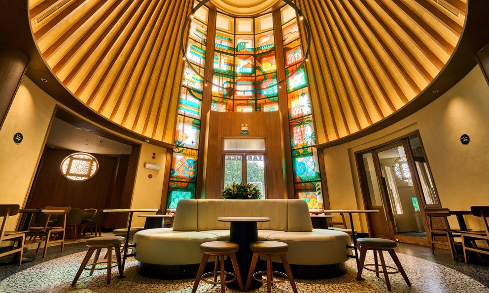 Cửa hàng Starbucks siêu đặc biệt tại Hà Nội: Trần nhà mô phỏng nón lá, đường cong Hồ Gươm uyển chuyển