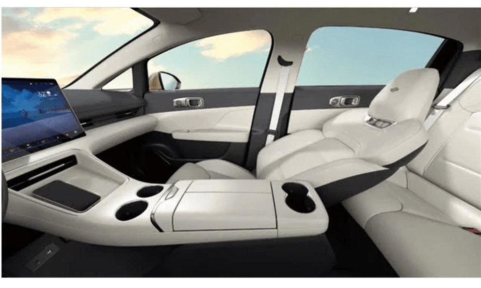 Hãng hàng không TQ có xe điện đẳng cấp, khoang lái chuẩn 'thương gia', giá quy đổi ngang Toyota Vios