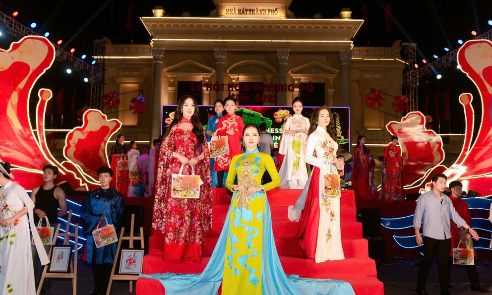 Dàn hoa á hậu trình diễn áo dài của NTK Cao Thu Vân, vợ chồng NSND Lan Hương làm đại sứ