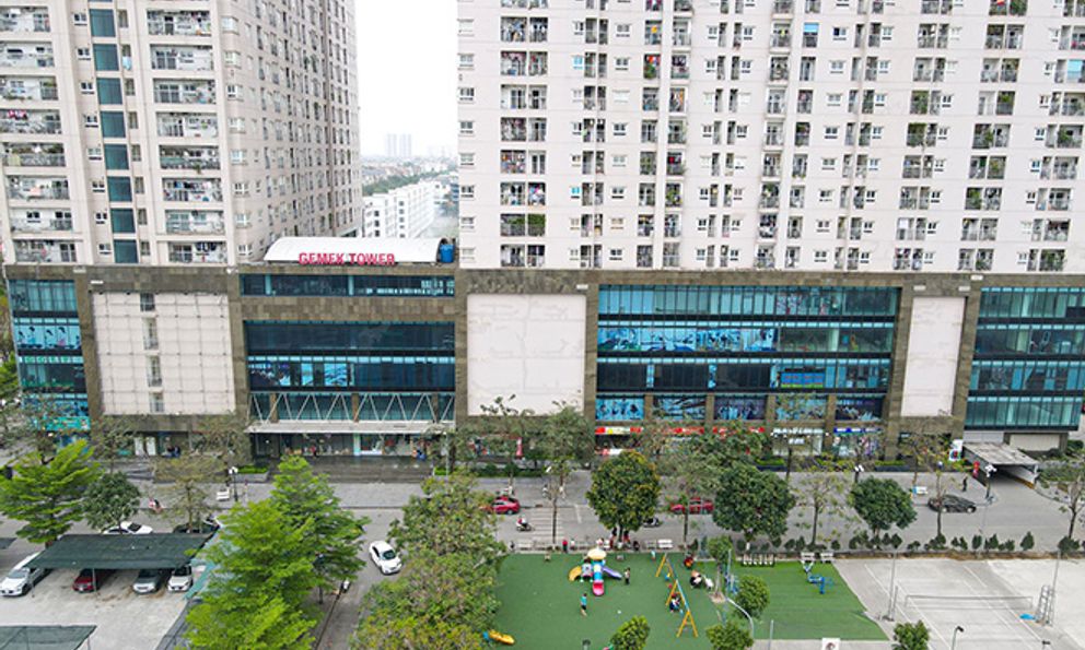 Bé 4 tuổi ném cọc tiền 500 nghìn đồng của bố mẹ qua ban công chung cư ở Hà Nội, cái kết bất ngờ