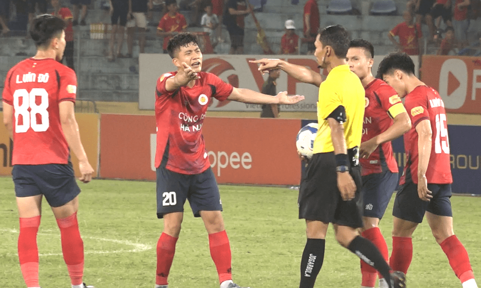 Trọng tài FIFA bị Quang Hải và dàn sao CLB CAHN vây kín, đòi đối chất sau “cú vấp” ở V.League