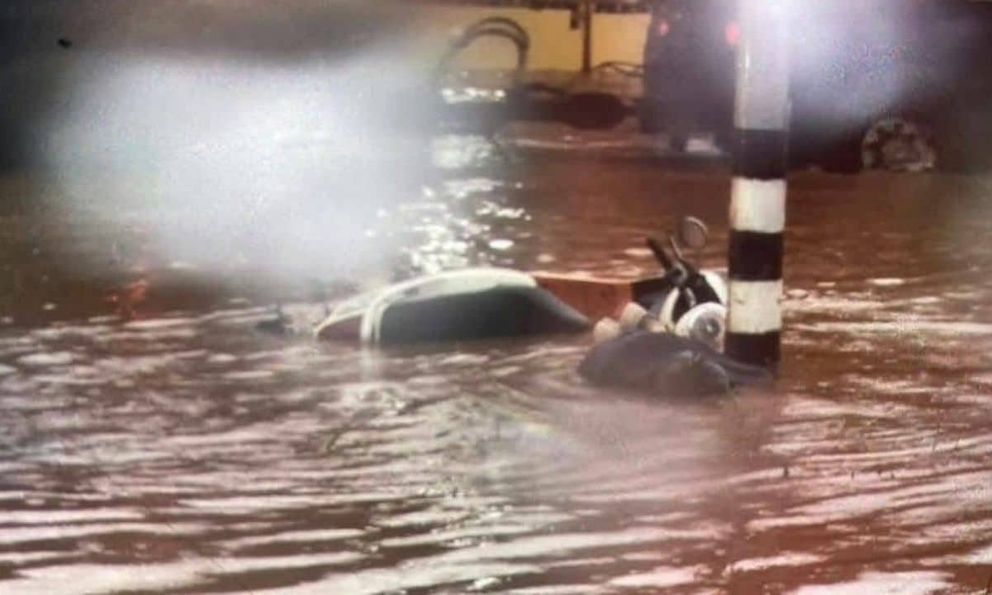 Dắt xe qua đoạn đường ngập nước, cô gái đột nhiên ngã xuống, nhân chứng chạy tới chứng kiến cảnh ám ảnh
