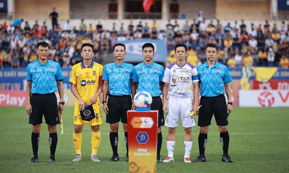 Bi hài V.League: Trọng tài quên luật, gây bức xúc vì không cho CLB Hà Nội thay Việt kiều