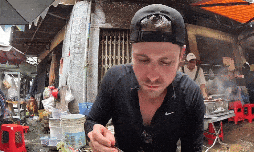 Khách Tây ăn món giá chỉ hơn 1 đô ở khu chợ Việt, nhận xét một thứ: 