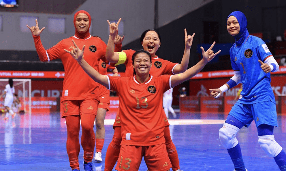 Giải châu Á: Indonesia vào tứ kết nhờ mưa bàn thắng, chủ nhà World Cup bị loại theo kịch bản đáng buồn