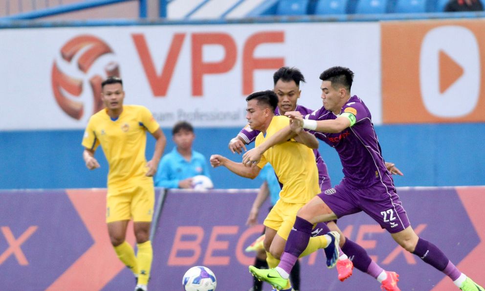 Quả bóng Vàng Việt Nam không rời sân dù HLV yêu cầu thay người, 4 trận liền không ghi bàn