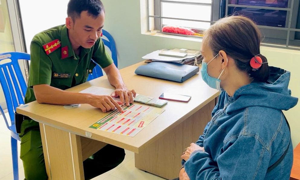 Chủ tiệm vàng lật tẩy bí mật về gói hàng 800 triệu USD khi một phụ nữ đến chuyển tiền