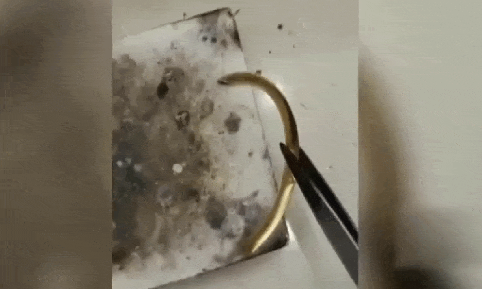 Vòng vàng chảy chất lỏng lạ và mất luôn 1.7 gram, chủ cửa hàng đáp trả bằng 1 câu khiến ai cũng phẫn nộ