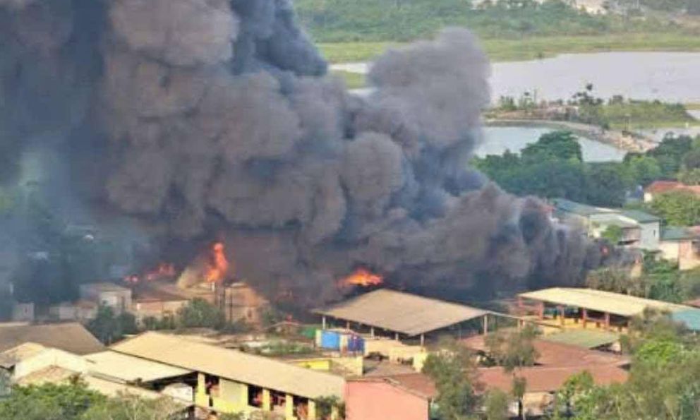 Cháy dữ dội kho xưởng ở Hà Nội, cột khói bốc cao hàng chục mét