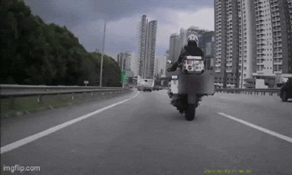 Xe bán tải vượt ẩu đâm từ đằng sau gây tai nạn cho xe máy, hành động sau đó càng gây phẫn nộ hơn