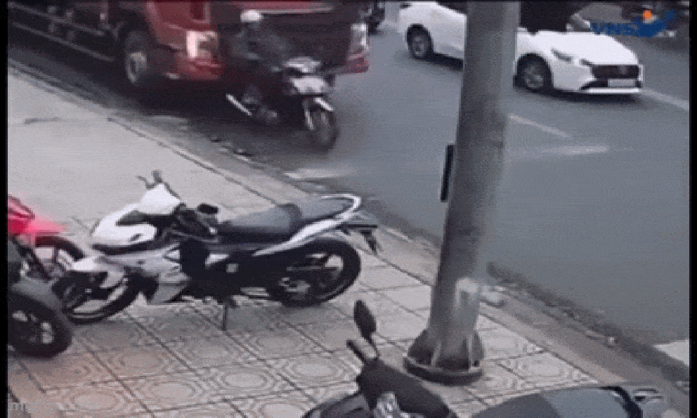 Dừng xe rút tiền, tài xế gây tai nạn chết người: Khoảnh khắc ám ảnh bên đường