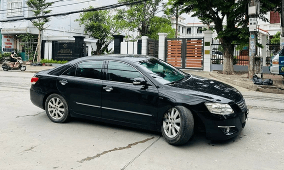 Xe Camry bất ngờ 'rụng' bánh giữa đường, dân mạng: Tài xế cũng có trách nhiệm, đừng chỉ trách thợ xe