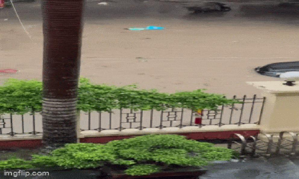 Clip người dân đẩy ô tô bị ngập trong biển nước, các tỉnh phía Bắc đang có mưa lớn