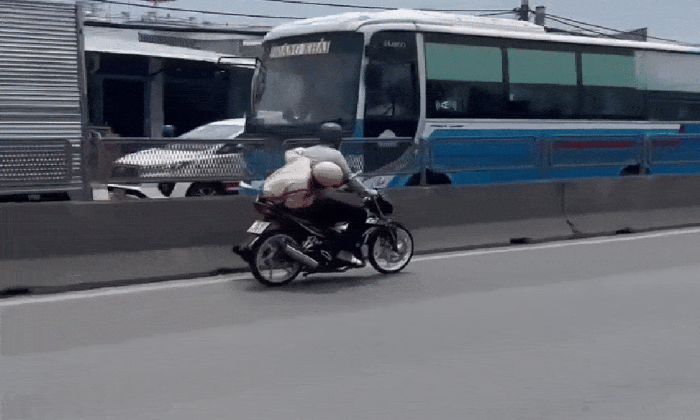Clip CSGT chới với sau yên xe máy của người vi phạm: Tài xế nói lý do khó chấp nhận
