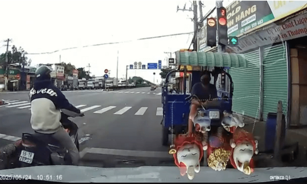 Chạy ngược chiều, chặn đầu ô tô: Người đàn ông tắt máy rút chìa khoá, rời đi khiến tất cả bức xúc