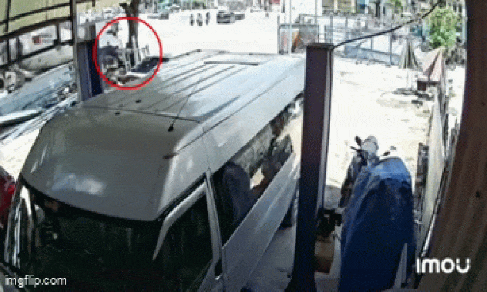 Tranh thủ đi giao bánh giữa trưa, người mẹ gặp nạn bỏ lại 2 con: Camera hé lộ nguyên nhân