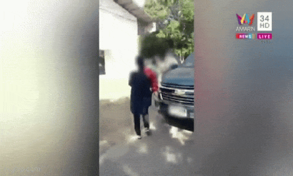 Chồng chở bồ trên ô tô, bị vợ dùng 