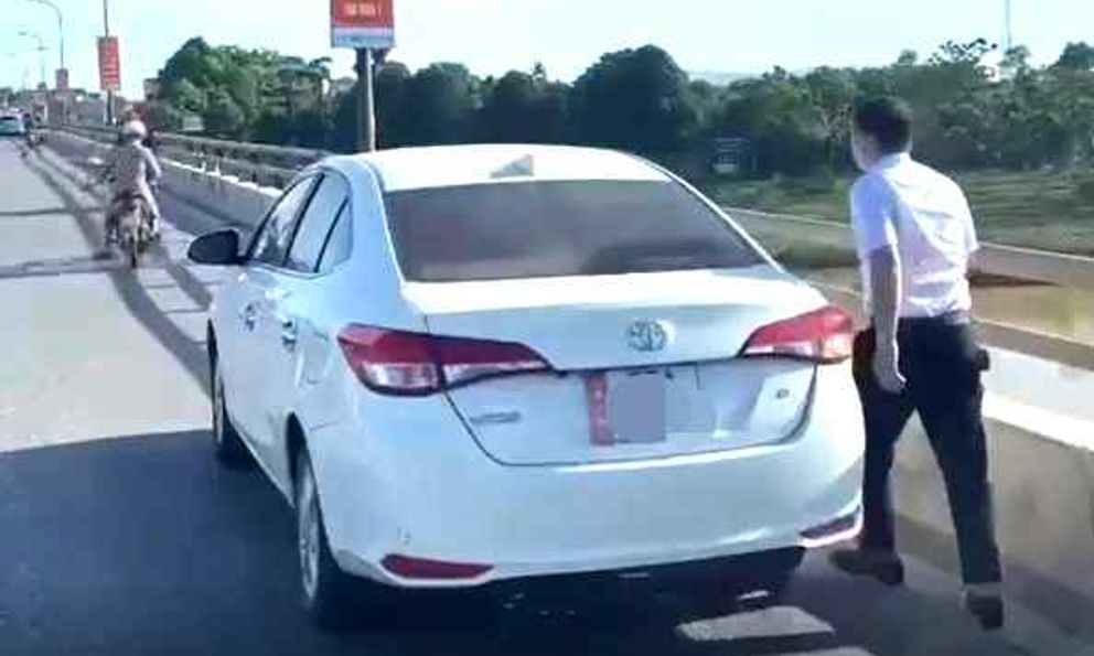 Danh tính người đàn ông dừng oto trên cầu làm hành động khiến nhiều người bức xúc 