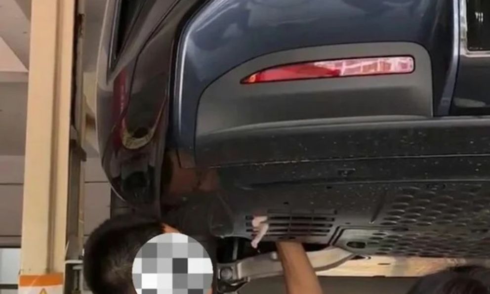 Thấy bàn chân lạ thò ra từ gầm xe ô tô, cô gái hoảng sợ tìm người giúp và nhận về cái kết bất ngờ