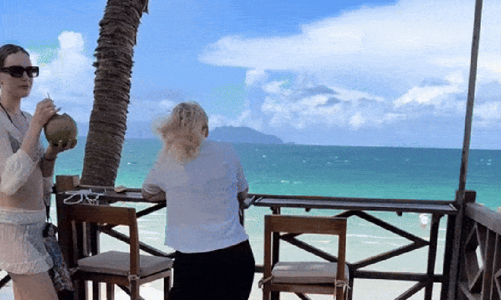 Khách Tây trầm trồ trước một bãi biển: Nước trong xanh, có người nhận xét 