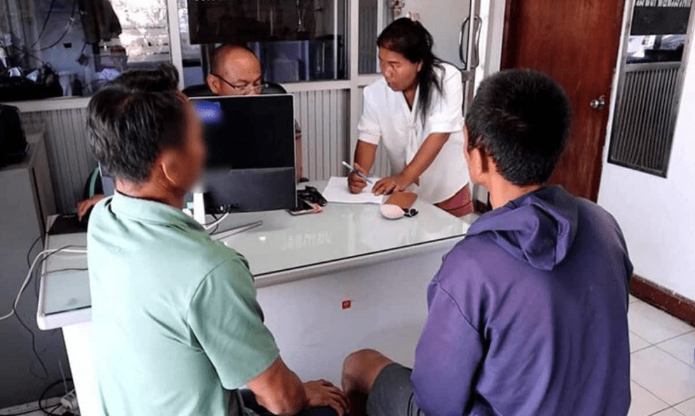 Giật tiền của chủ tiệm mì, tên cướp đang chạy trốn thì gặp tình huống éo le khiến hắn 
