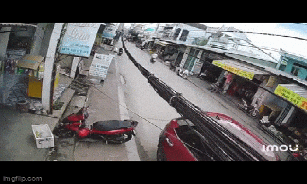 Kinh hoàng clip cửa hàng sửa xe phát nổ: Nghi do 