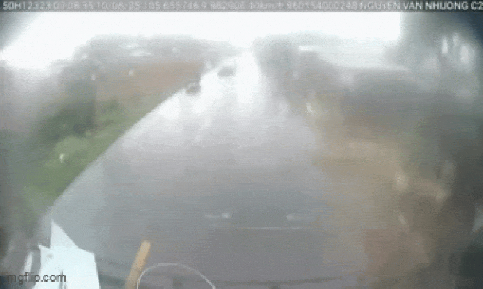 Xót xa gia đình đi xe máy va chạm với xe đầu kéo, 2 con nhỏ tử vong, bố mẹ tiên lượng xấu