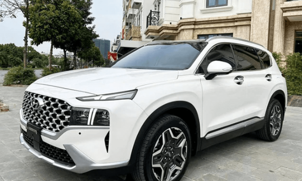 Thị trường xe cũ chạm đáy, riêng mẫu xe này vẫn được săn đón, đắt hơn xe mới hàng trăm triệu đồng