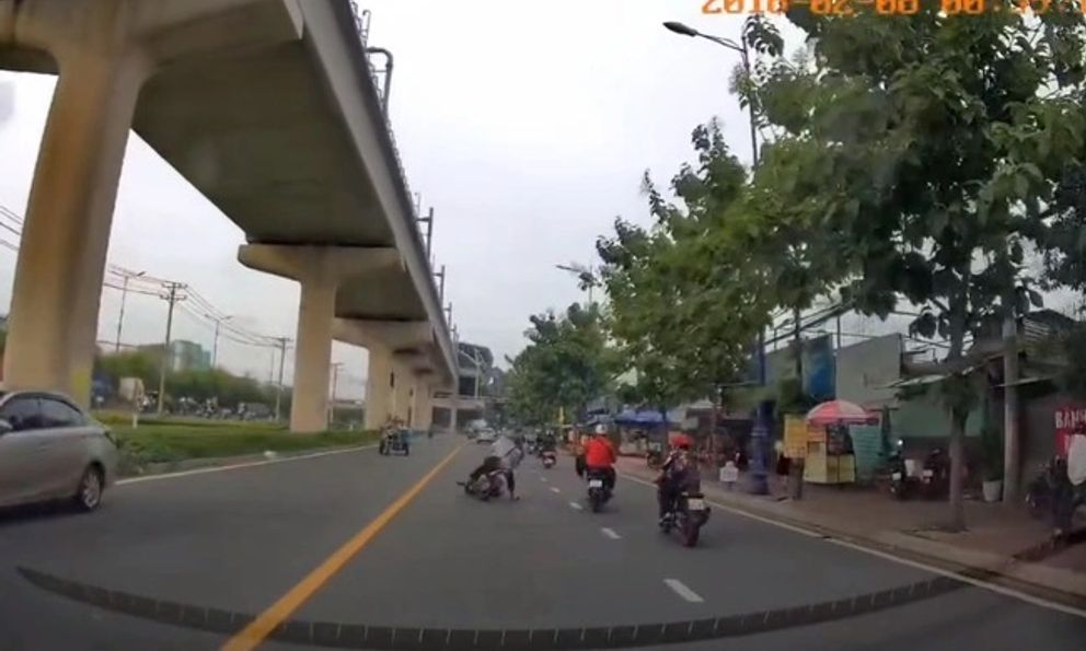 Clip: Ra chân ác ý đạp người đi xe máy ngã sõng soài giữa đường, thanh niên áo đỏ bị truy tìm