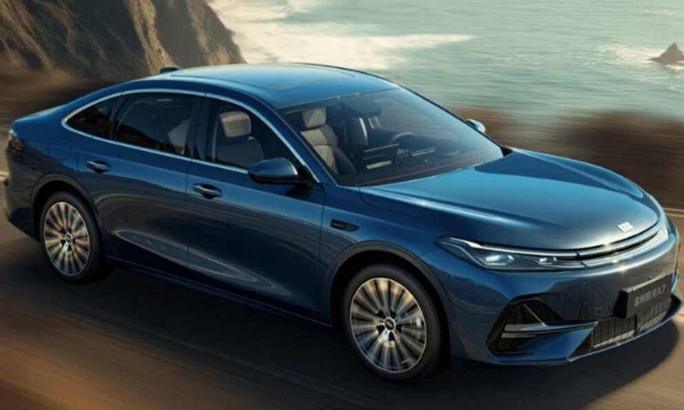 Hãng xây nhà máy 4.100 tỷ ở Thái Bình có sedan ngang cỡ Camry, 'ăn xăng' 2L/100km, giá chưa tới 400 triệu