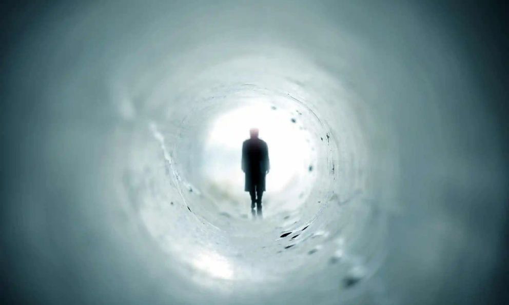 Sau 90 phút chết lâm sàng, người đàn ông Úc tỉnh dậy thốt lên: “Thế giới bên kia” thật đáng sợ!