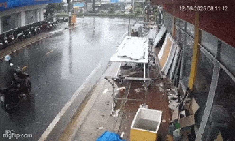 Kẻ cướp tiệm vàng ngã xe khi tẩu thoát, bị bắt vẫn thản nhiên bưng cơm ăn