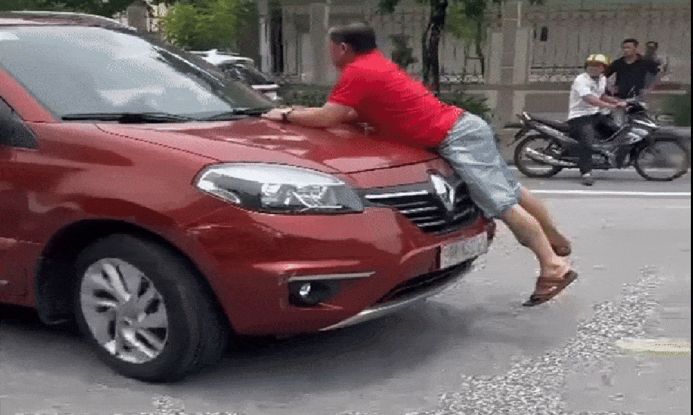 Clip người đàn ông áo đỏ bám trên nắp capo ô tô lao trên đường: Hé lộ chuyện giữa 2 người đàn ông