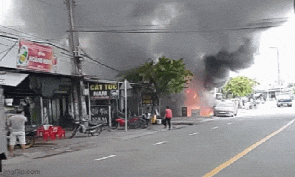 Clip chồng đổ xăng trước cửa dọa vợ, không ngờ sát vách có bếp: Lửa bùng lên gây cháy lớn