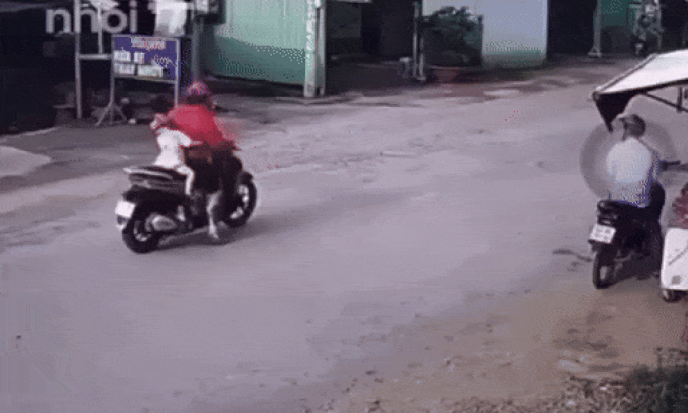 Clip mẹ bỏ con 1,5 tuổi bò giữa đường nhiều xe qua lại: Người chồng nói lý do ngỡ ngàng