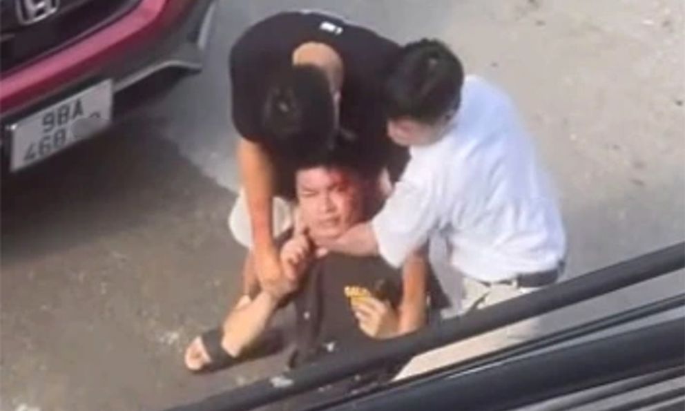 Tìm ra 2 bố con đi ô tô đánh chảy máu đầu thanh niên đi xe máy ở Bắc Giang