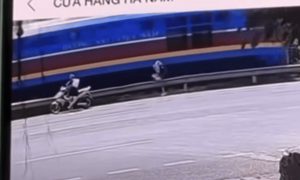 Clip: Leo qua rào chắn cùng bạn gái, nam thanh niên bị tàu hỏa tông tử vong ở Hà Nam