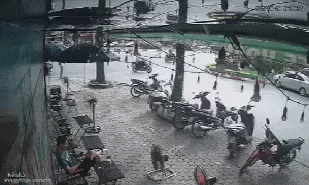 Nam sinh nằm cáng làm bài thi tốt nghiệp THPT 2025: Hé lộ khoảnh khắc tai nạn sau ngày thi đầu