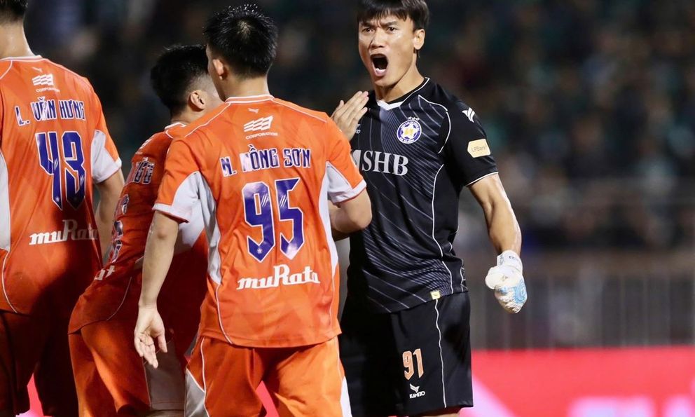 Ghi bàn, cản penalty giúp đội nhà thoát hiểm, thủ môn Bùi Tiến Dũng đã “hồi sinh” ngoạn mục như thế nào?