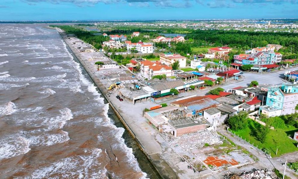 Loạt khách sạn bỏ hoang tại bãi biển nổi tiếng bậc nhất miền Bắc, du khách nhận xét: Tiếc thay một thời!