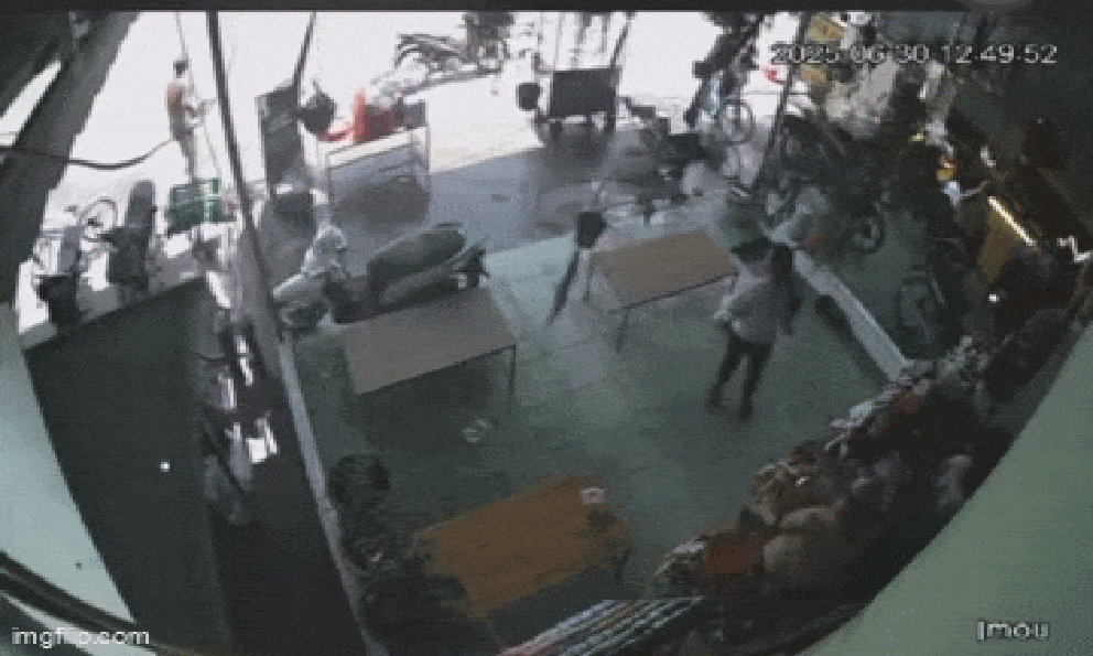 Ô tô bán tải tông 8 xe máy rồi lao vào quán ăn: Tài xế hoảng loạn bước ra ngoài