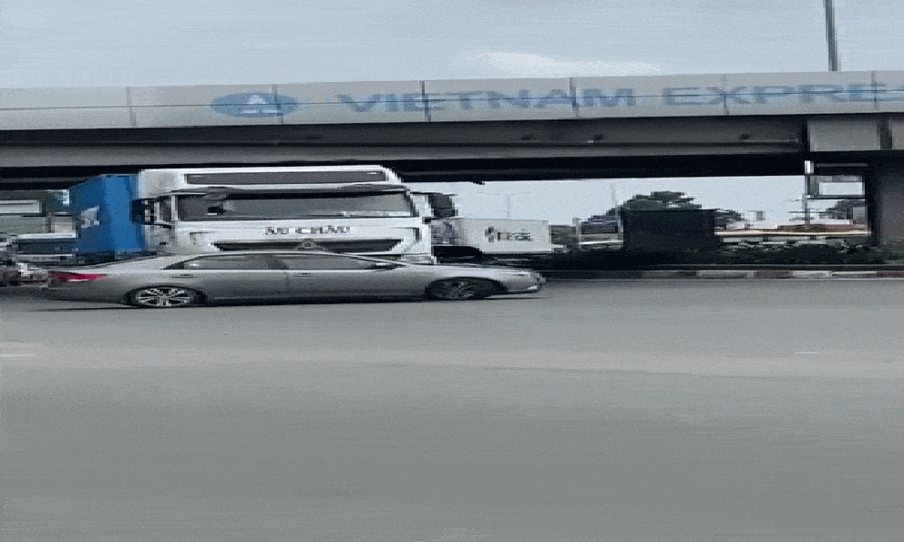 Bị container đẩy trượt dài cả trăm mét, nữ tài xế bật mở cửa xe nhảy ra ngoài: Diễn biến bất ngờ sau đó