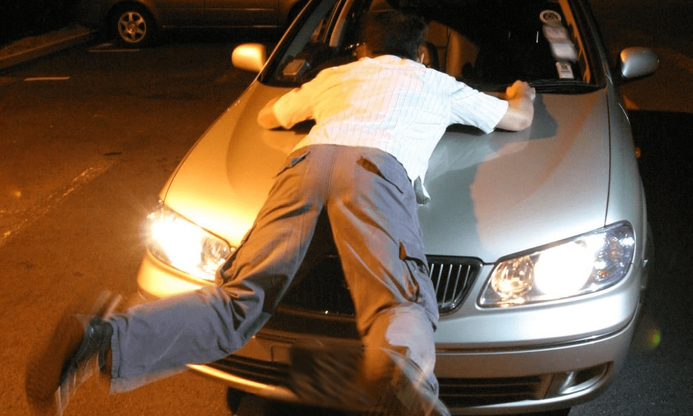 Thấy vợ tối không về nhà, chồng xuống bãi đậu xe tìm thì chứng kiến cảnh tượng gây phẫn nộ trong ô tô