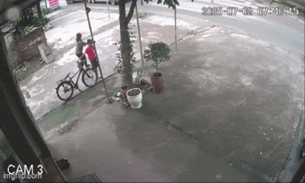 Chạy theo bà ngoại qua đường, cậu bé bị container cán tử vong: Khoảnh khắc ám ảnh