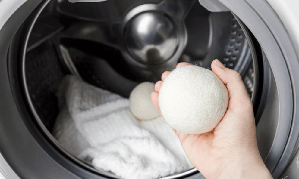 Bỏ 3 quả bóng vào máy giặt, mẹo giúp quần áo nhanh khô hơn nhưng rất ít người biết