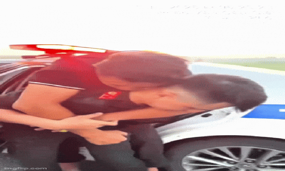 Tài xế đột qụy giữa cao tốc, CSGT cõng bệnh nhân lên xe đặc chủng, giành giật 